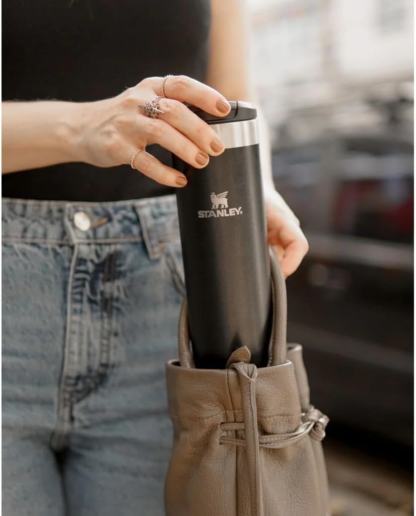 Ajuda a comunicar o design slim e a ergonomia para transporte em bolsa, mochila ou suporte de carro.