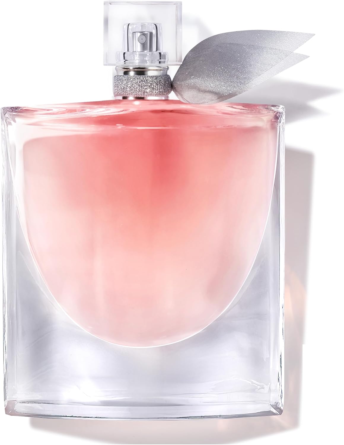 Apresenta o design assinatura do perfume e ajuda a reforçar percepção de luxo, feminilidade e reconhecimento da marca.