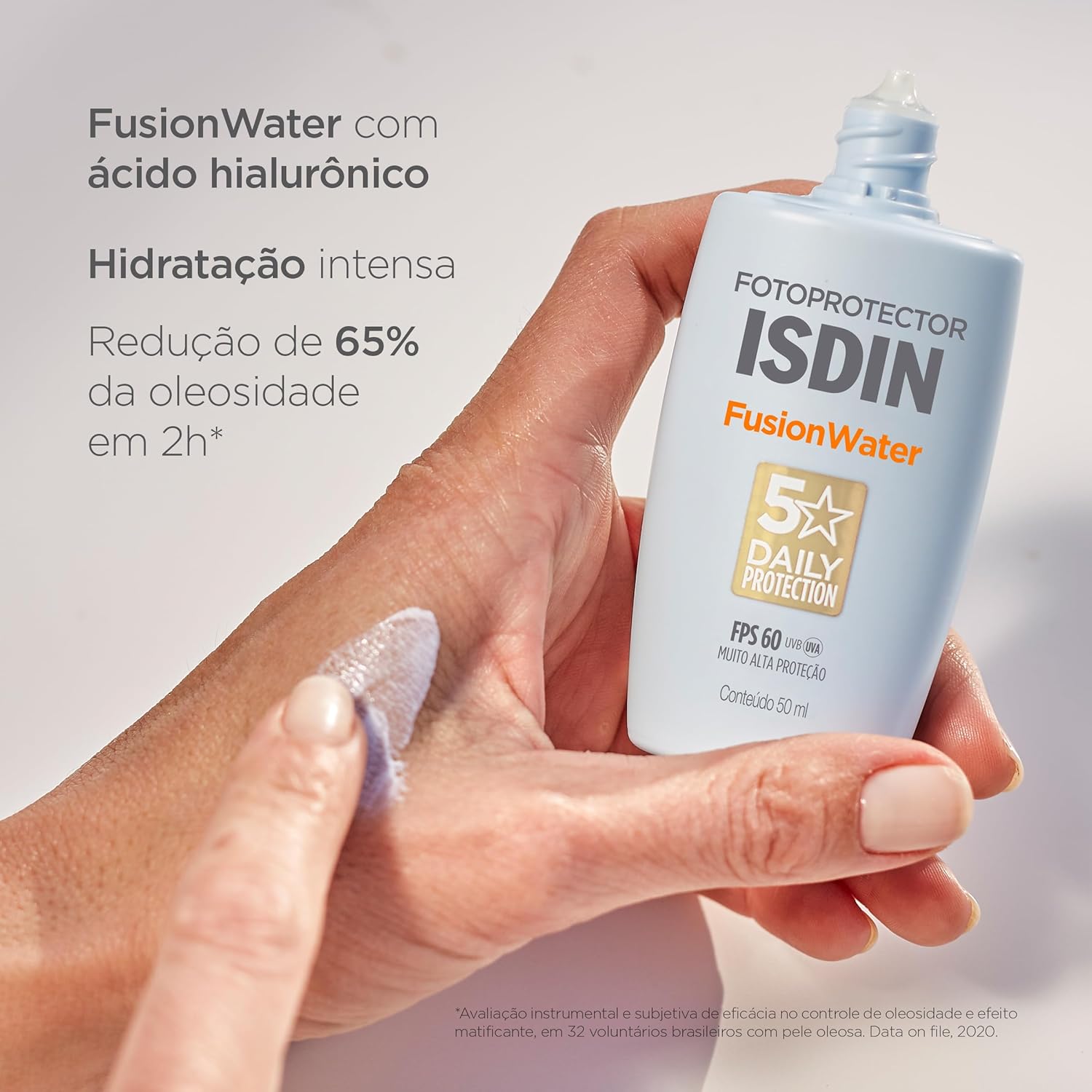 Mostra o produto em contexto real, ajudando a comunicar praticidade e sensação de leveza.