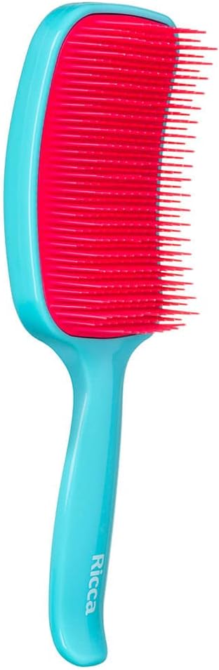 Ajuda a mostrar ergonomia, estrutura flexível e perfil do produto na mão.