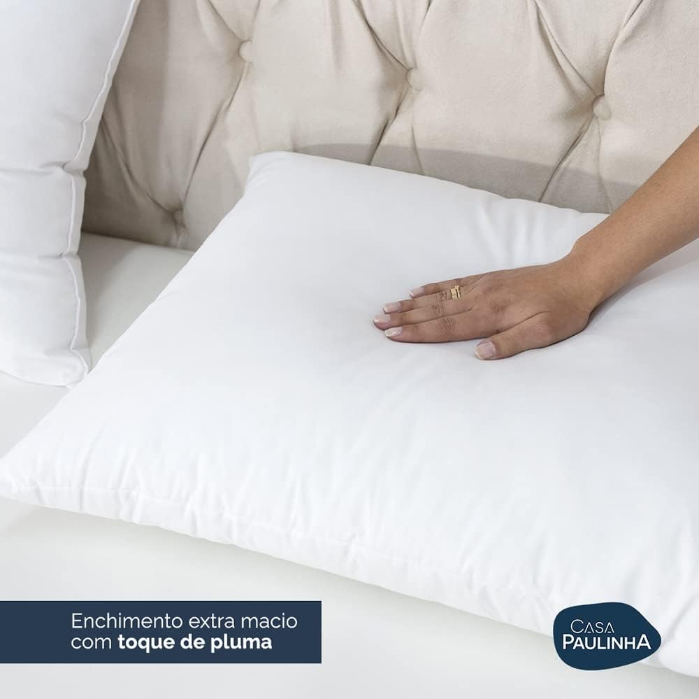 Evidencia o travesseiro em situação de descanso, reforçando conforto e adequação para dormir.