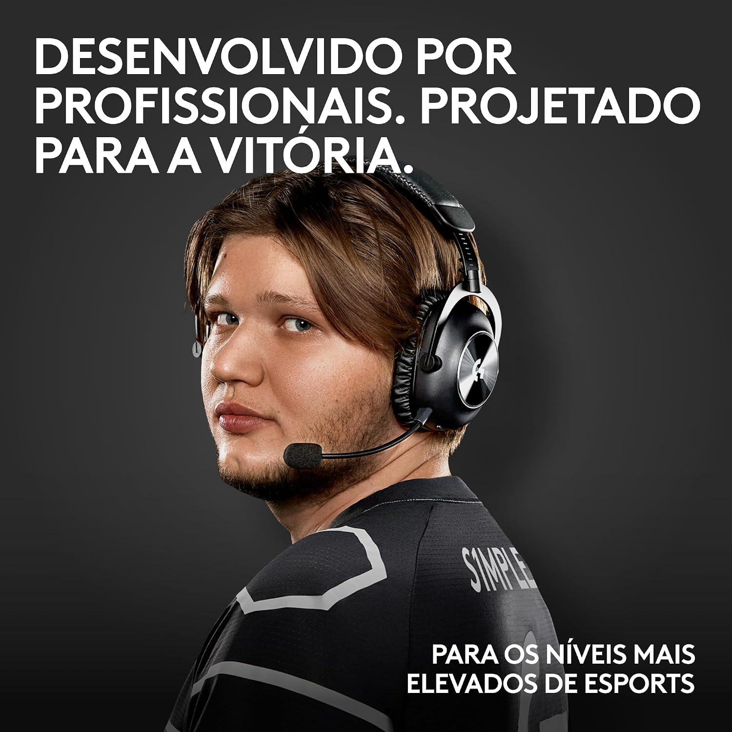 Ajuda a destacar o formato circumaural, o acabamento e a construção do conjunto.