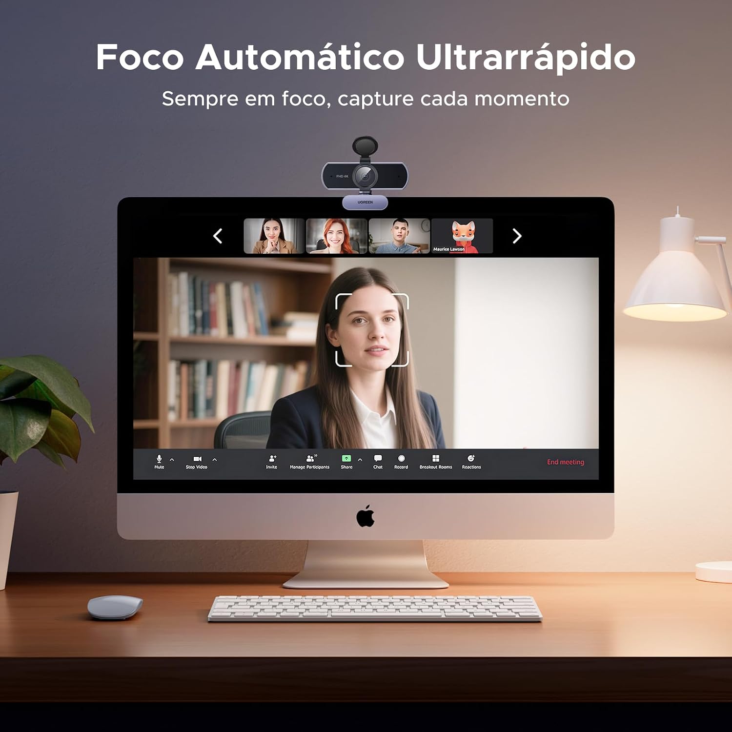 Mostra a webcam em aplicação real, reforçando instalação simples e uso para reuniões ou aulas online.