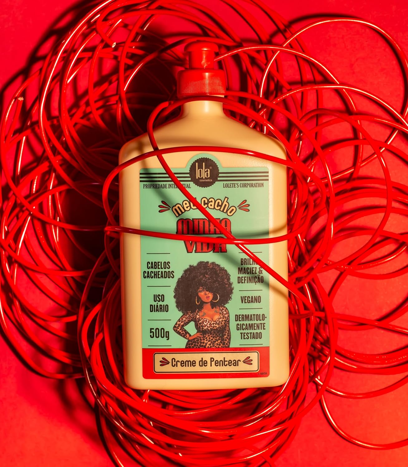 Destaca a proposta do produto no contexto de rotina para cabelos cacheados.