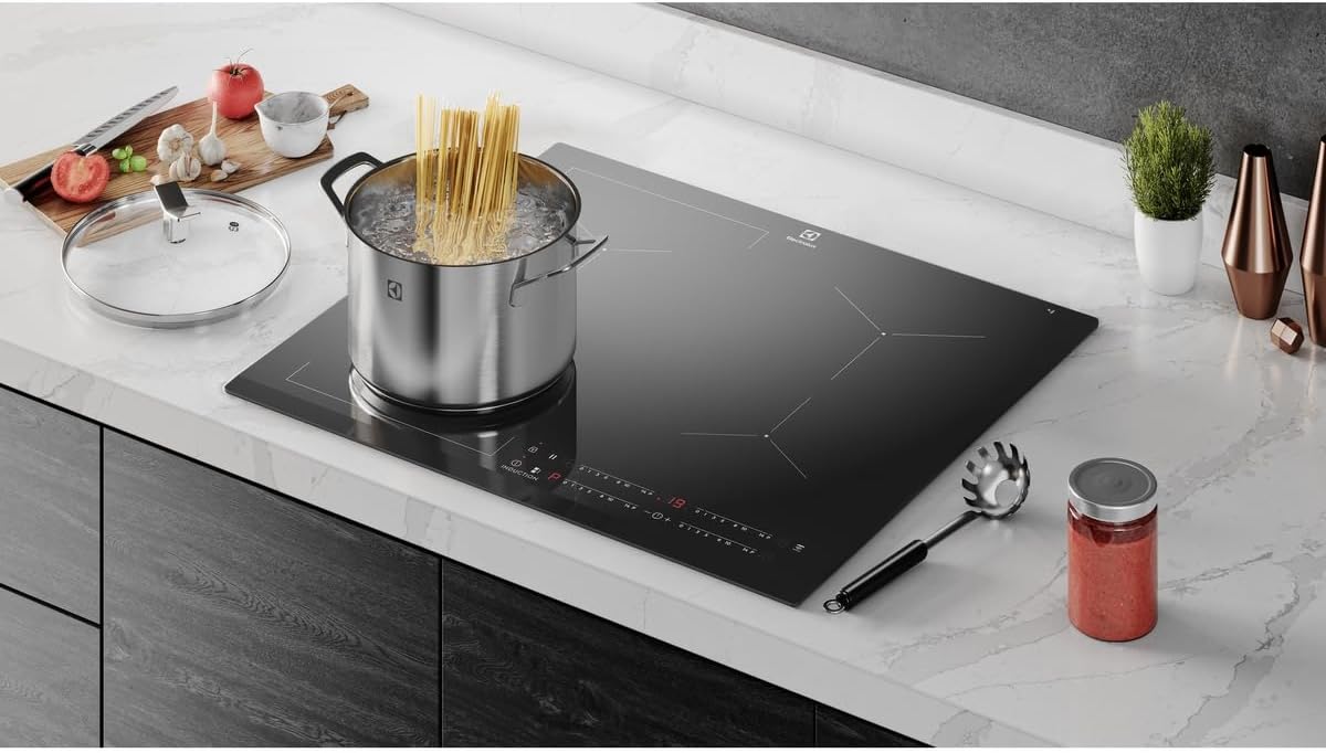 Mostra acabamento, encaixe e sensação de produto compacto e moderno na cozinha.